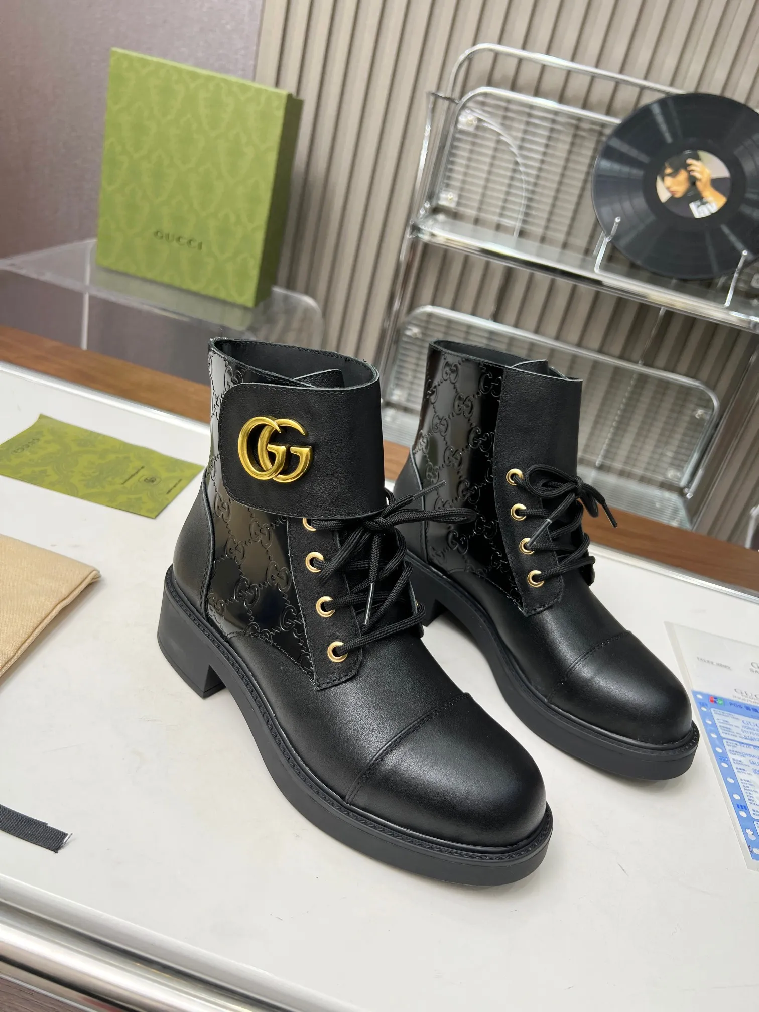 👟👟Ex-factory price 540👟👟The latest model from GUCCI. The counters are updated simultaneously. Classic styles are revitalized with iconic brand logo elements. The Velcro adhesive design on the shoe collar is easy to put on and take off. The upper leg looks great. Fabric: first layer cowhide/cowhide lining. Code number: 35-42#